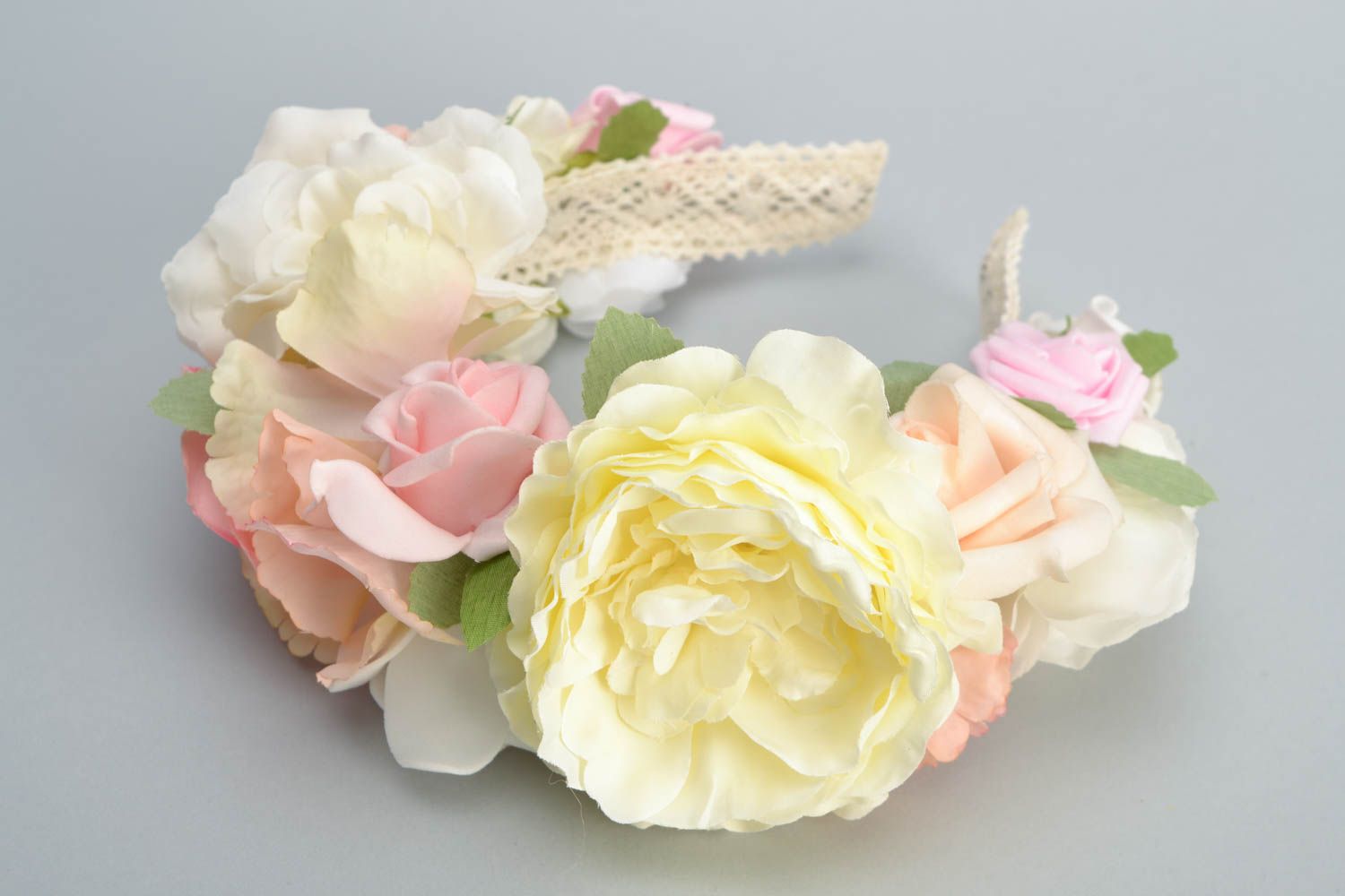 Diadema original con flores de foamiran Peonías blancas foto 3