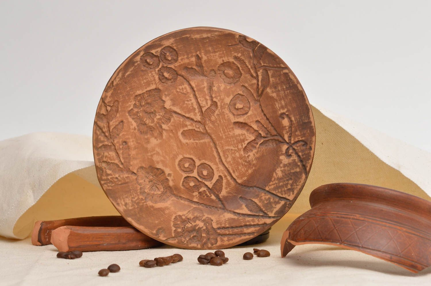 Plato de barro orneado hecho a mano decoración de mesa ceramica para cocina foto 1