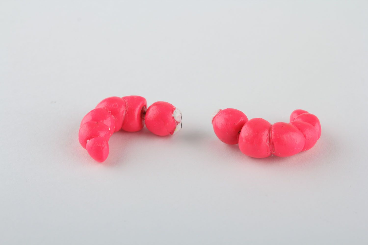 Boucles d'oreilles en argile polymère chenille rose photo 3