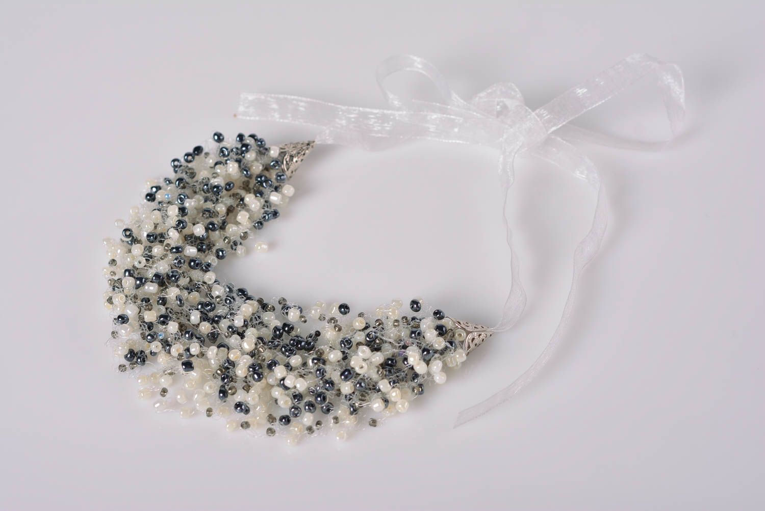 Gros collier Bijou fait main en perles de rocaille gris blanc Cadeau femme photo 1