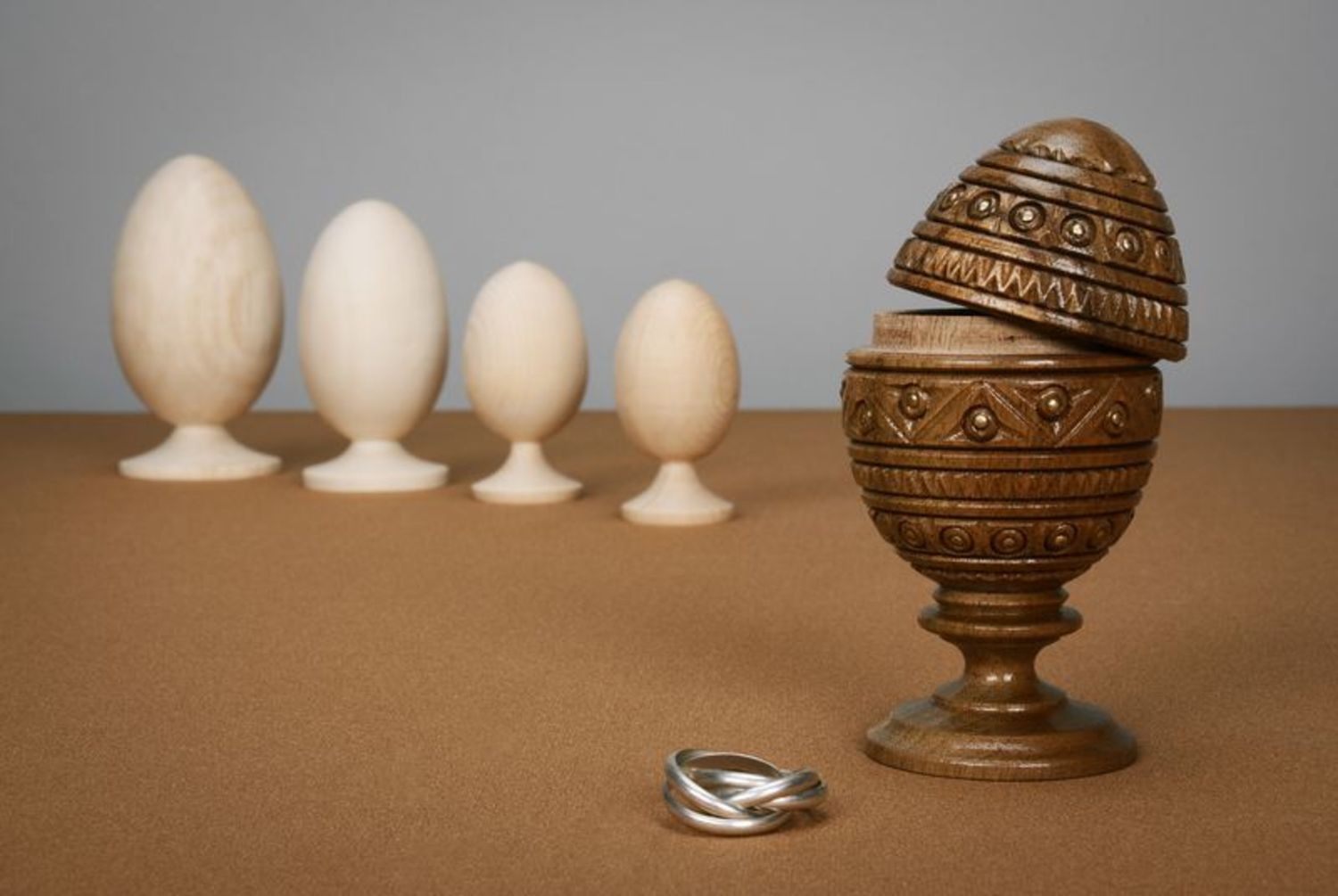 Coffret en bois original en forme d’œuf  photo 1
