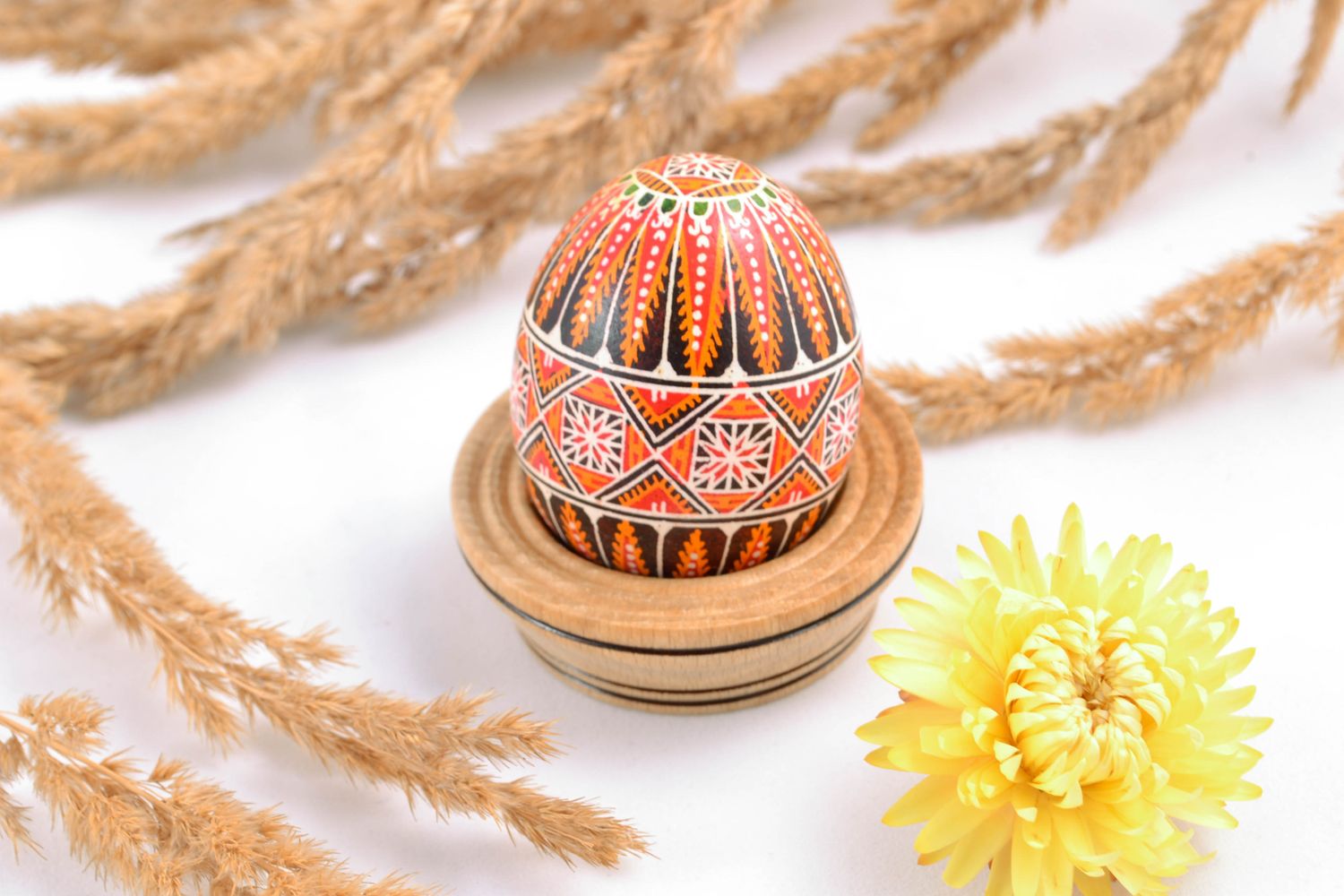 Huevo de Pascua pintado con ornamento rico foto 1