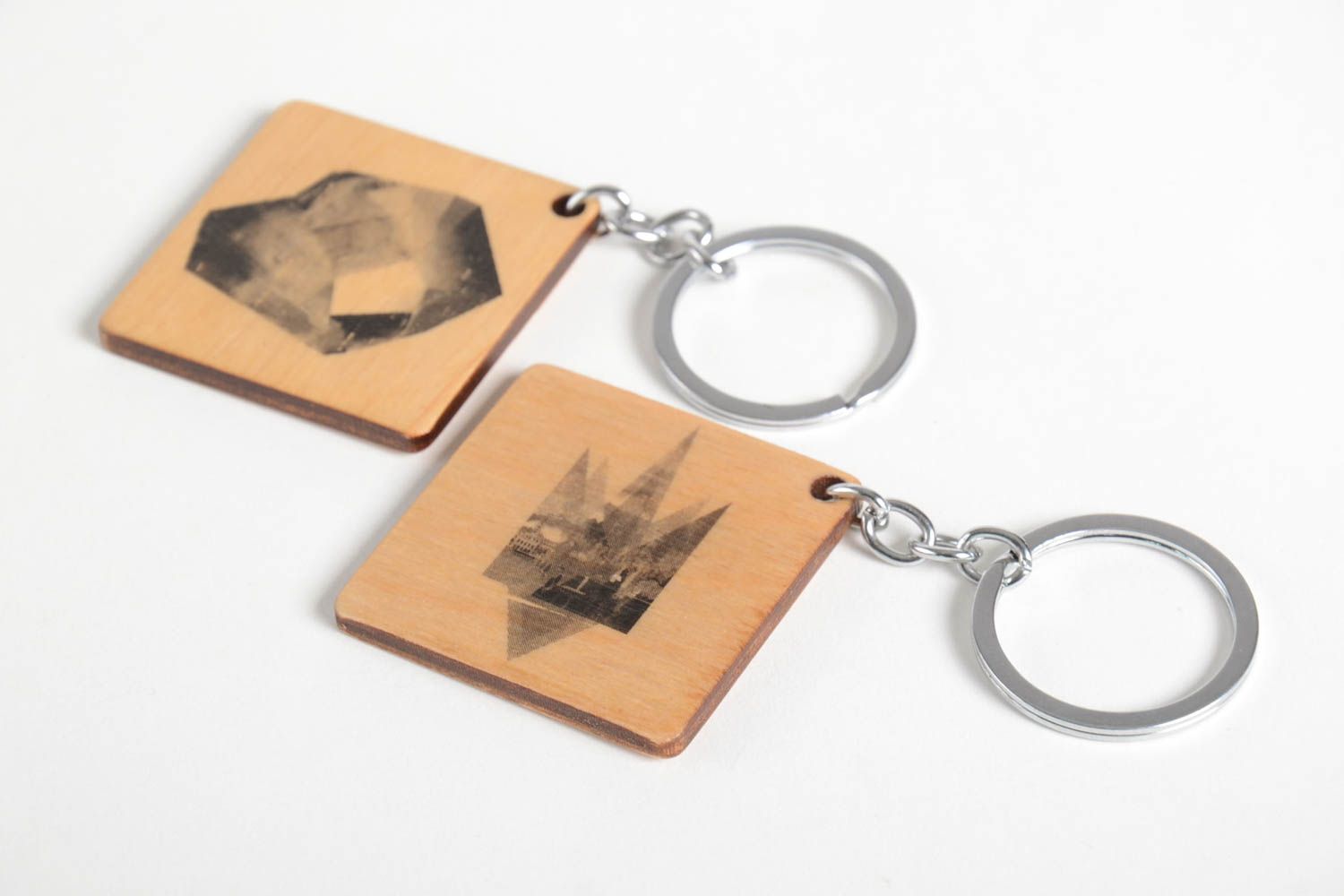 Porte-clés en bois faits main carrés originaux 2 pièces Accessoires design photo 4