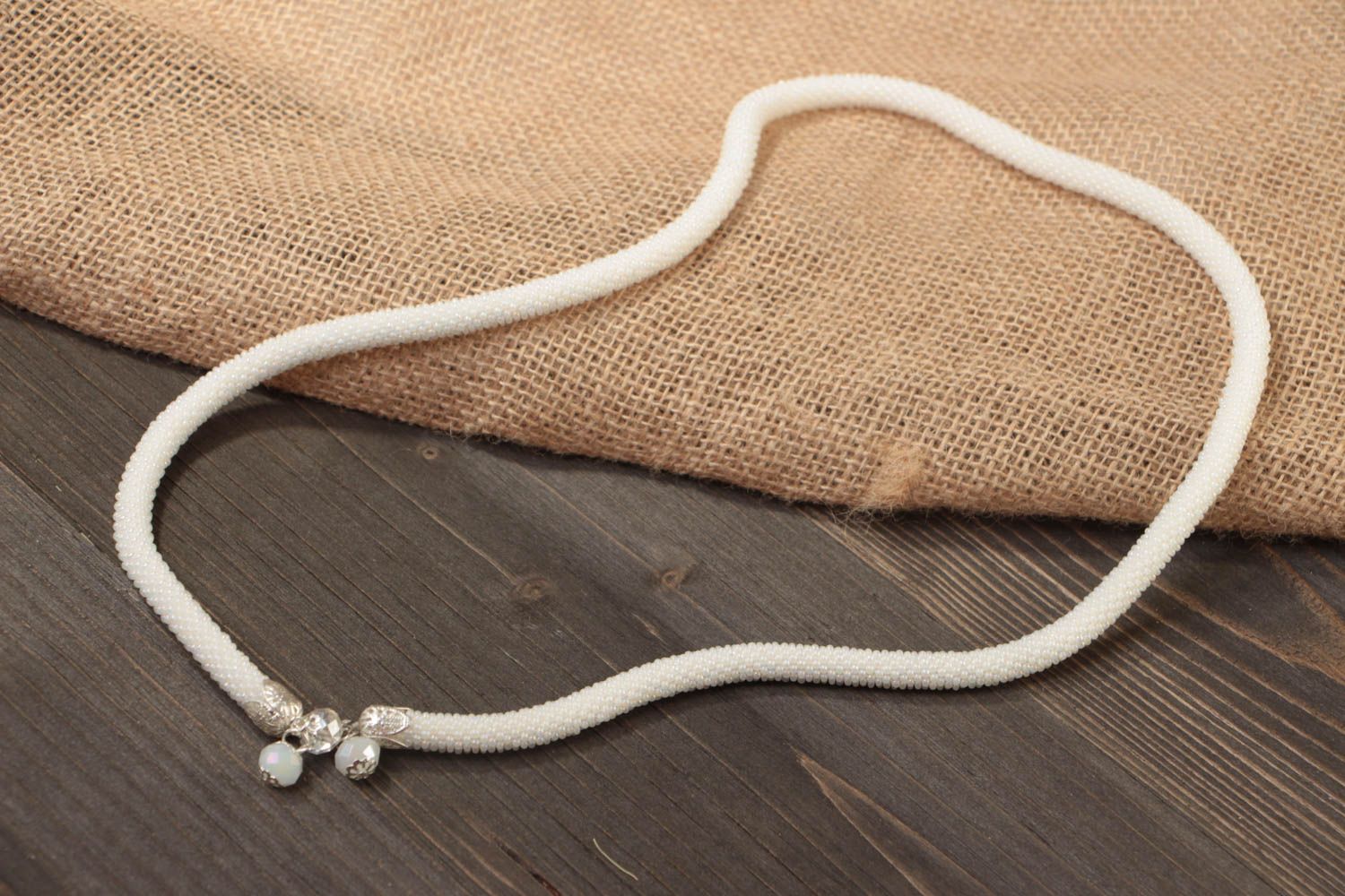 Schönes elegantes weißes dünnes handgemachtes Litze Collier aus Glasperlen foto 1