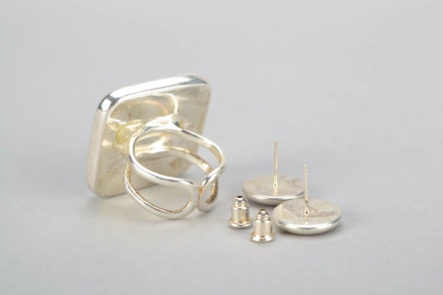 Conjunto de jóias feito à mão brincos cravo e anel em forma quadrada foto 5