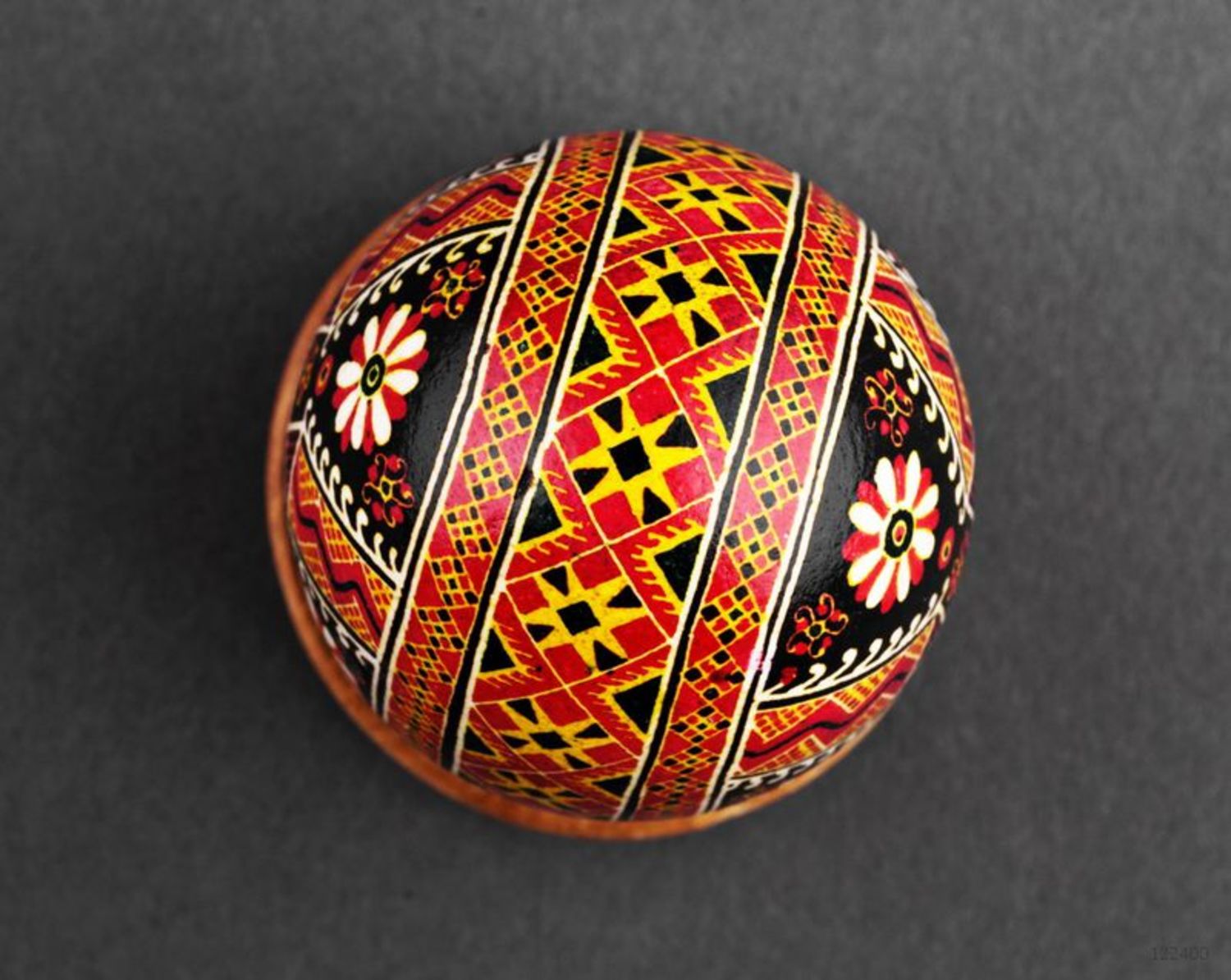 L'uovo di Pasqua dipinto a mano L'uovo decorativo fatto a mano L'uovo pasquale
 foto 4