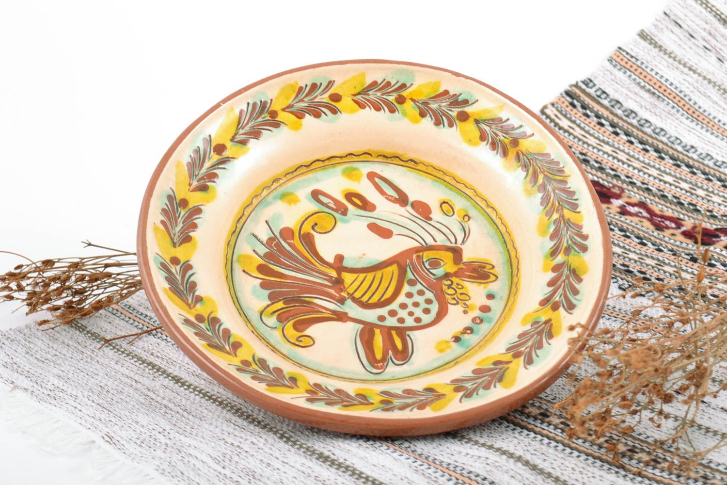 Средняя керамическая тарелка расписанная глазурью для декора дома ручной работы фото 1