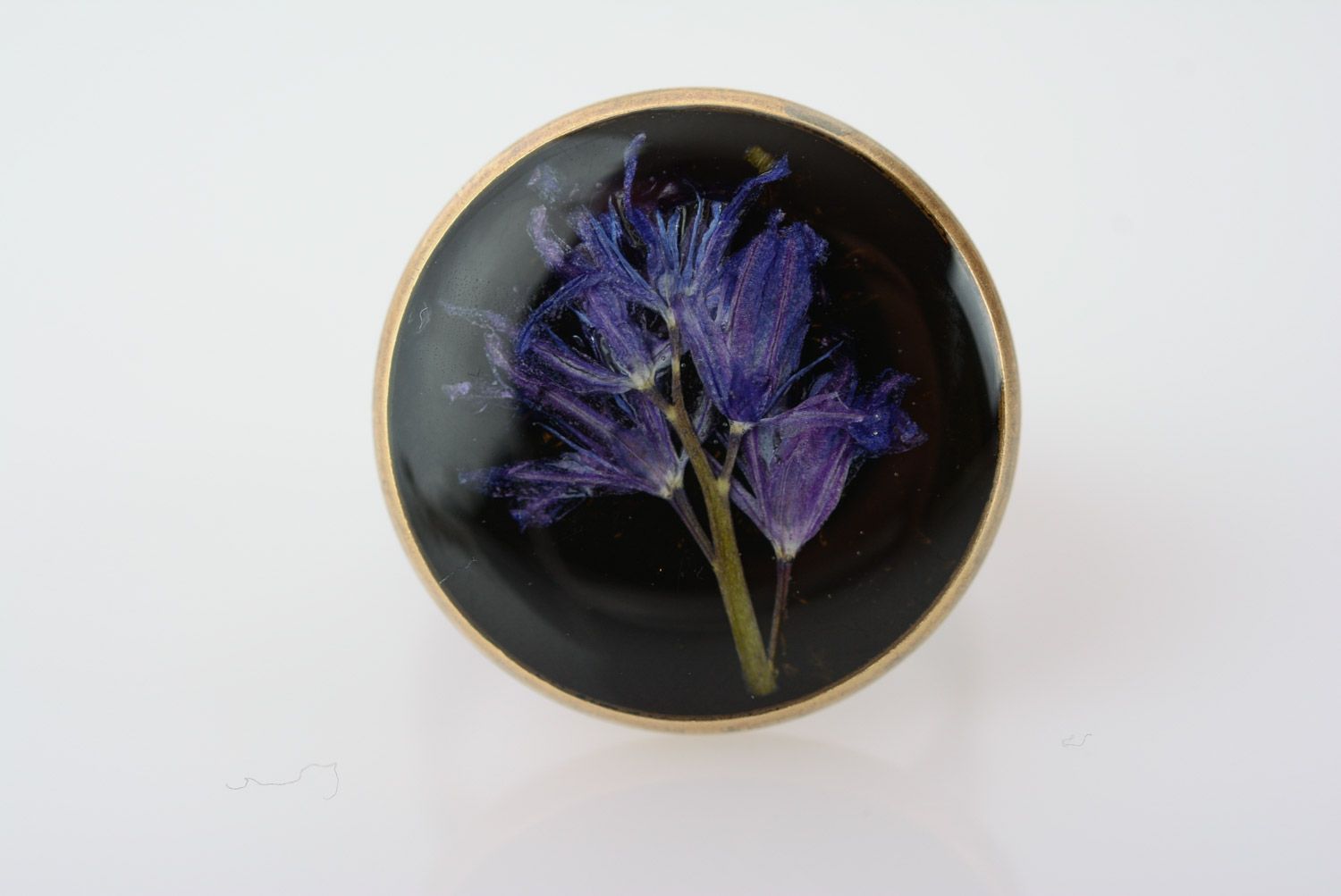 Кольцо с живым цветком в эпоксидной смоле ручной работы круглое металлическое фото 2