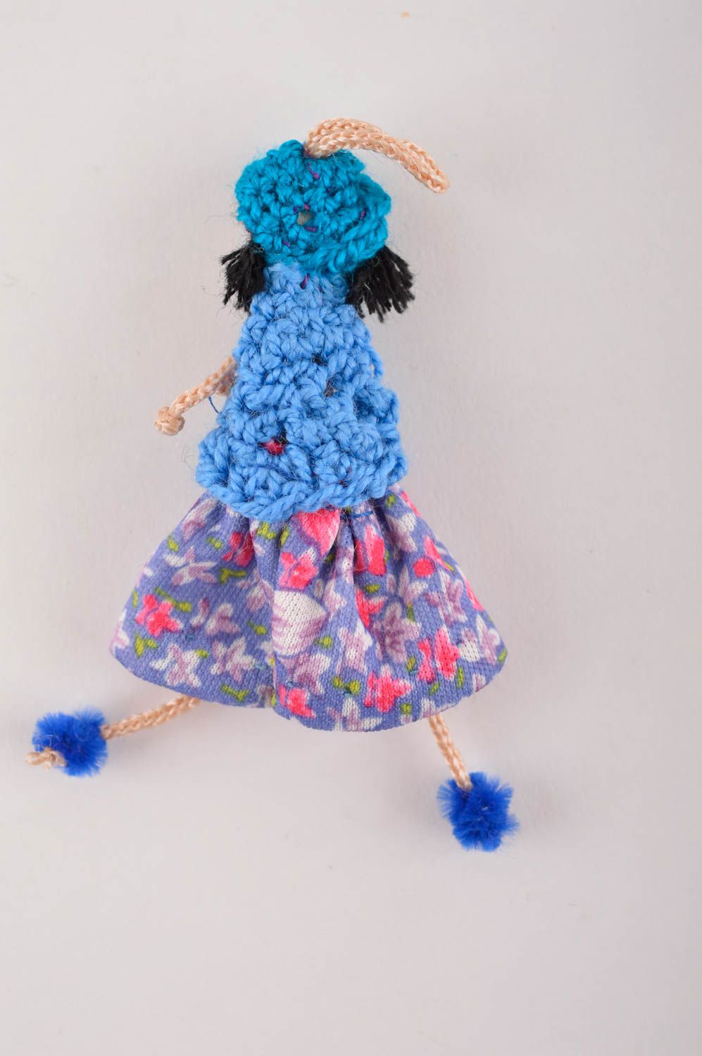 Broche hecho a mano llavero original muñeca con vestido azul accesorio de moda foto 2