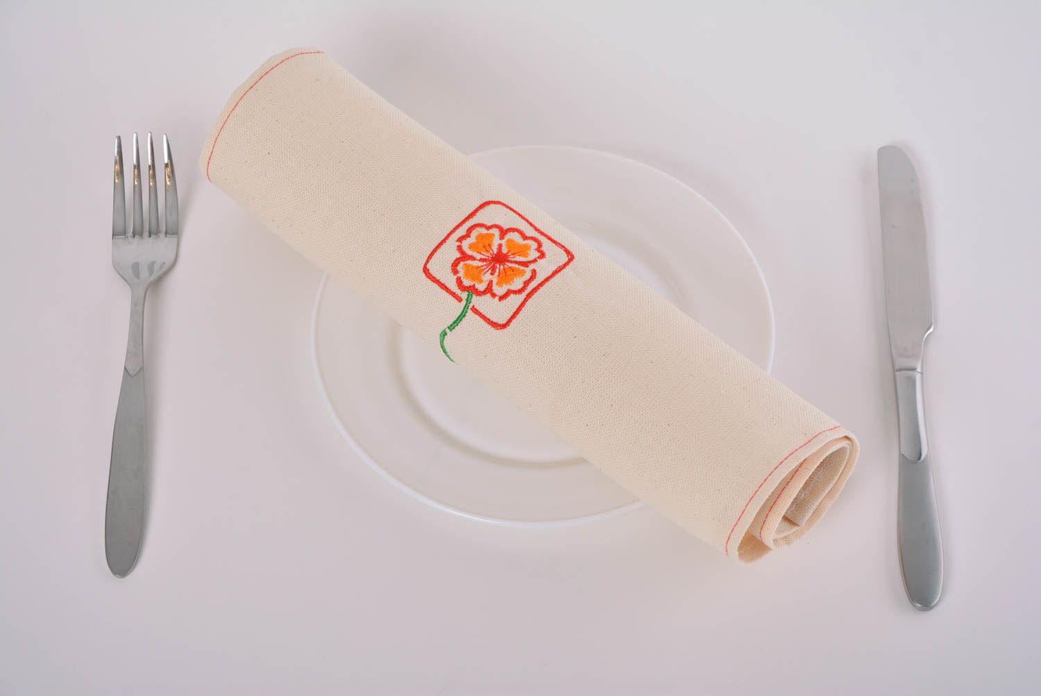Serviette de table en tissu de mi-lin beige avec broderie de fleur faite main photo 3
