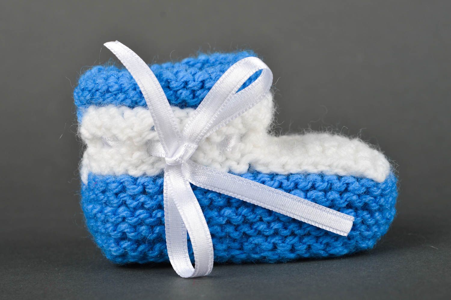 Schuhe für Kinder handgefertigte Schuhe in Weiß und Blau gehäkelte Babyschuhe foto 3