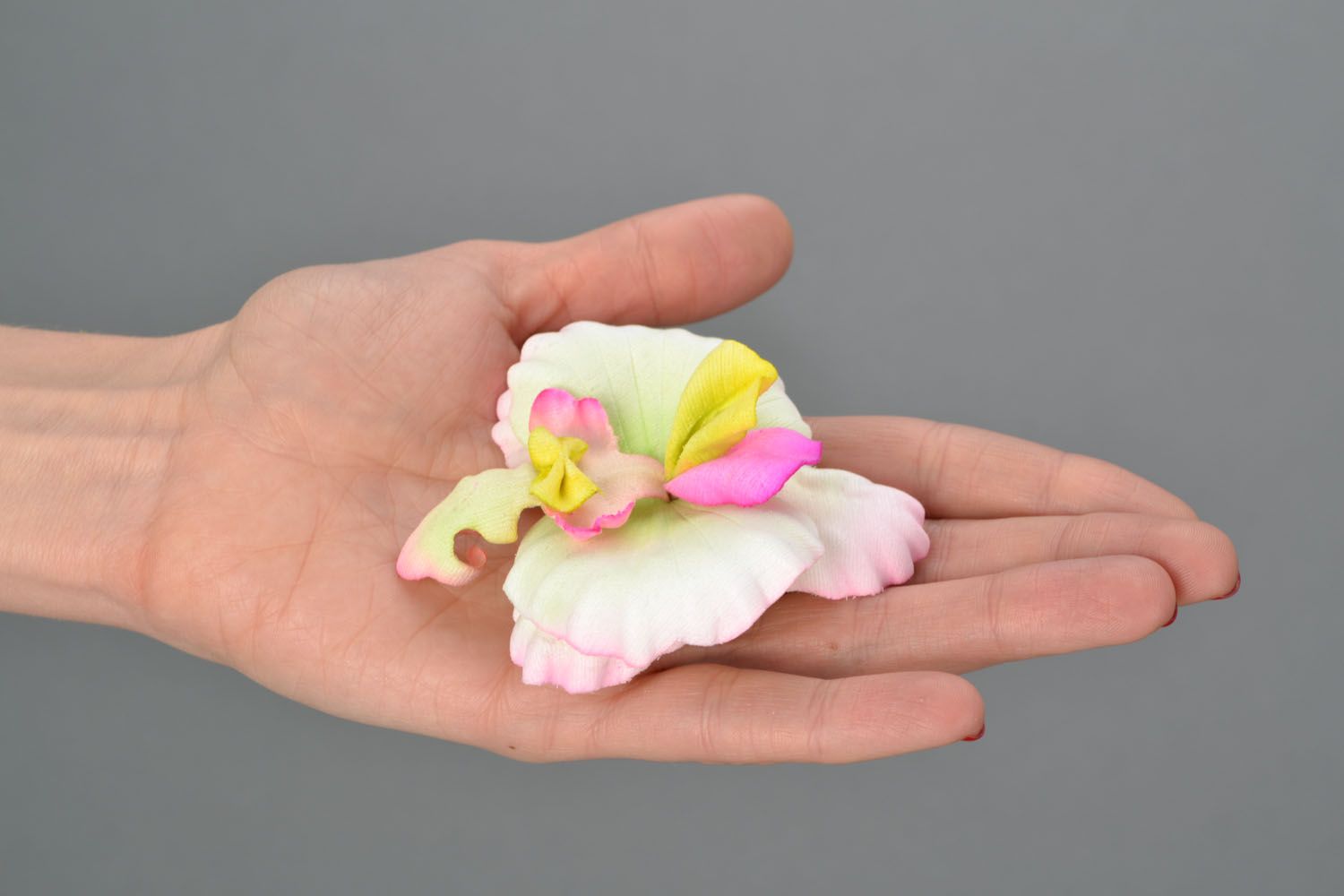 Broche-grampo de tecido feito à mão em forma da flor Orquídea foto 2