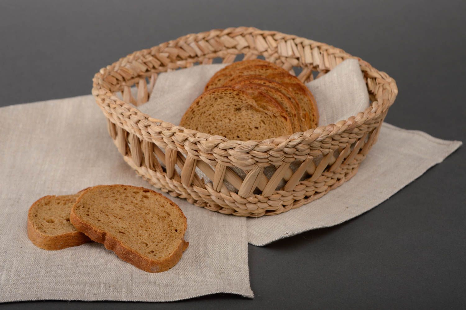 Petite corbeille à pain tressée en massette faite main ajourée écologique photo 1