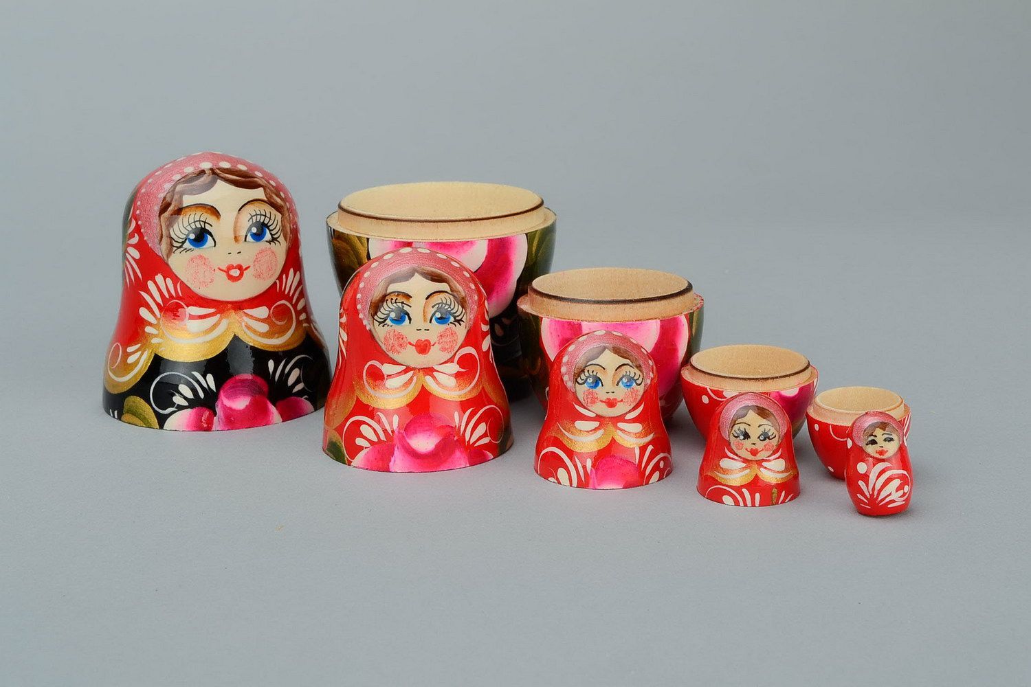 Matrioshka con cinco muñecas Rosa que florese foto 3