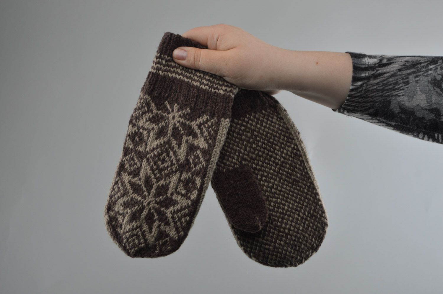 Jolies moufles foncées tricotées avec ornement faites main en laine tricotées photo 3