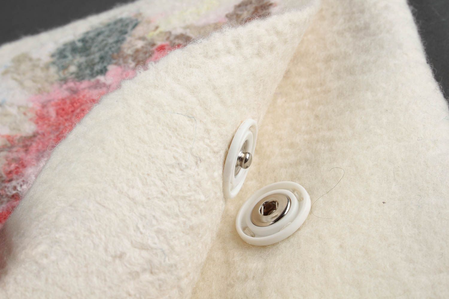 Handmade Tasche aus Wolle Mode Accessoire Tasche für Damen weiß mit Blumen foto 4