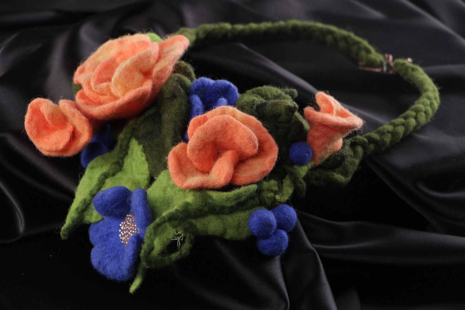 Gros collier en laine feutrée à sec fait main avec fleurs couleur pêche violet photo 1