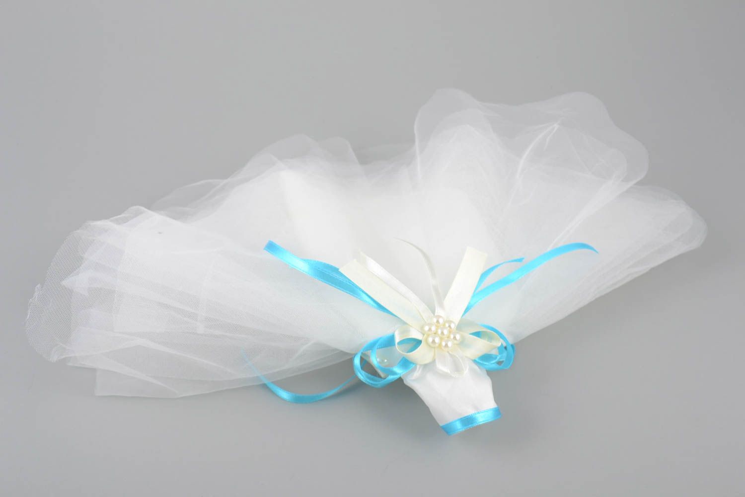 Одежда невесты на бутылку шампанского белая с голубым красивая ручной работы фото 2
