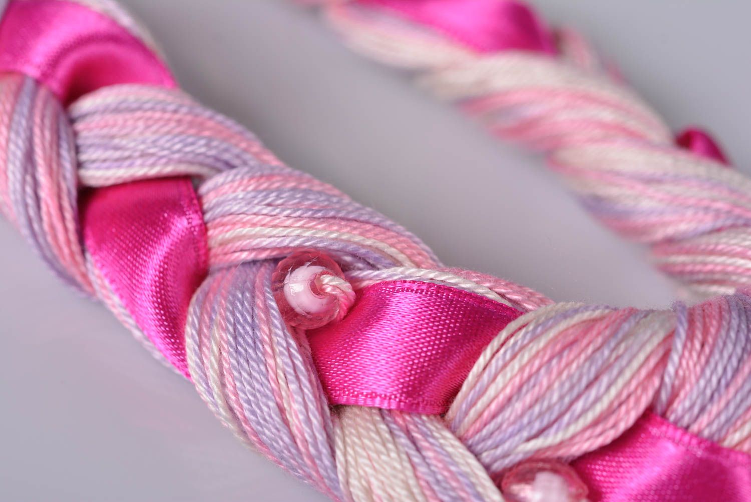 Колье коса ручной работы украшение на шею розовое на ленте модная бижутерия фото 4