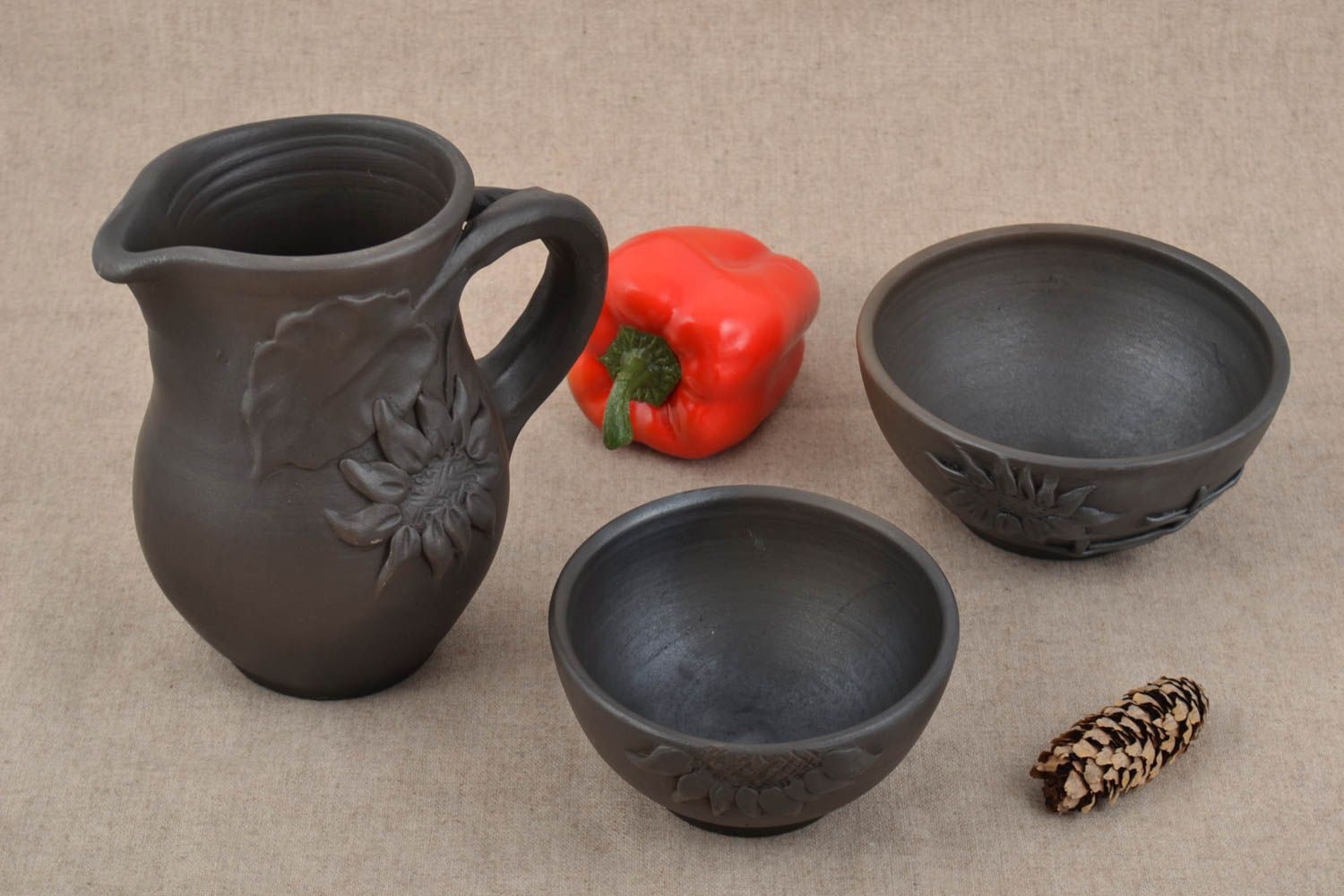 Глиняная посуда набор из трех изделий кувшин и пиалы черные ручной работы фото 1