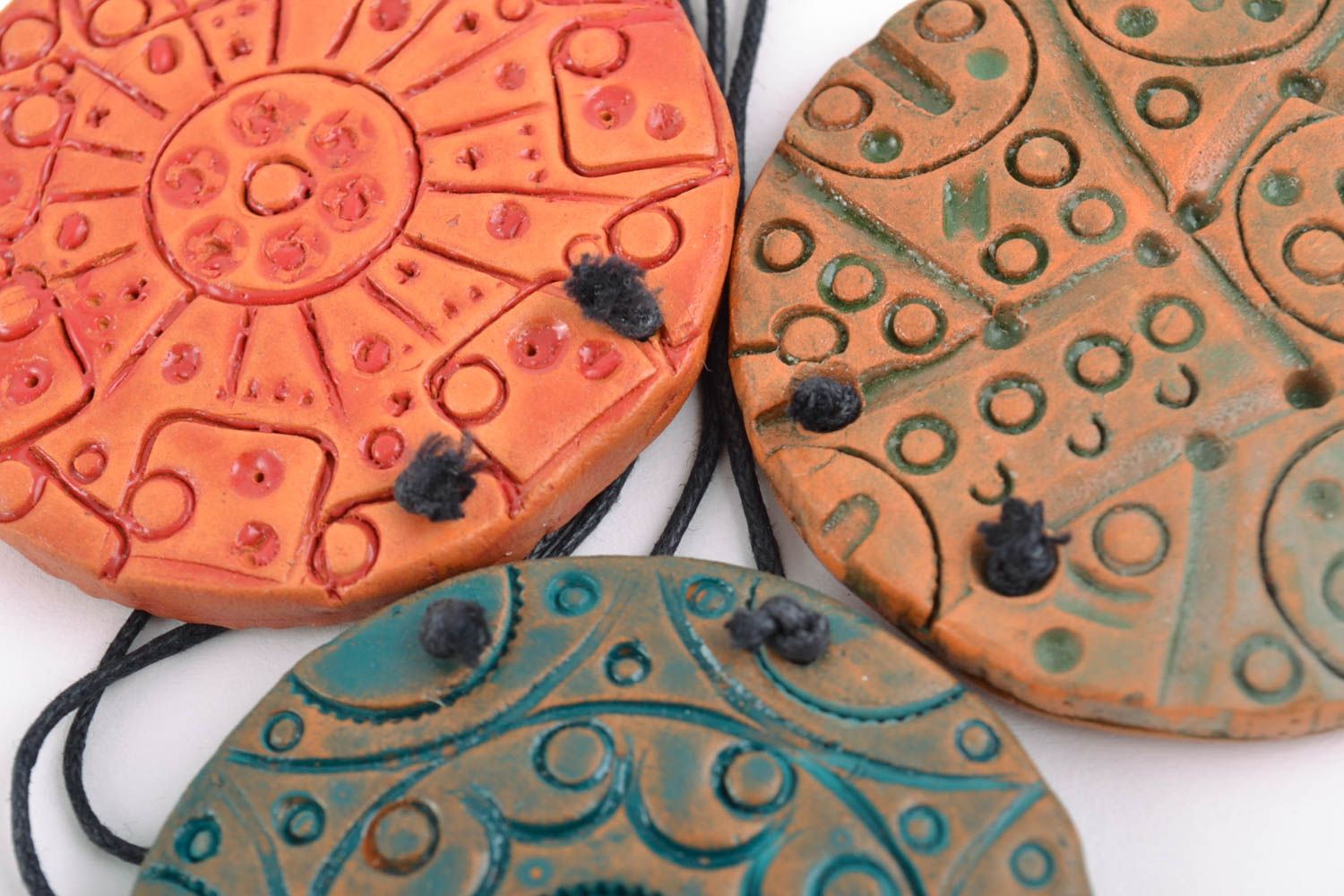Petits pendentifs en céramique ronds brun bleu orange faits main pour femme photo 4