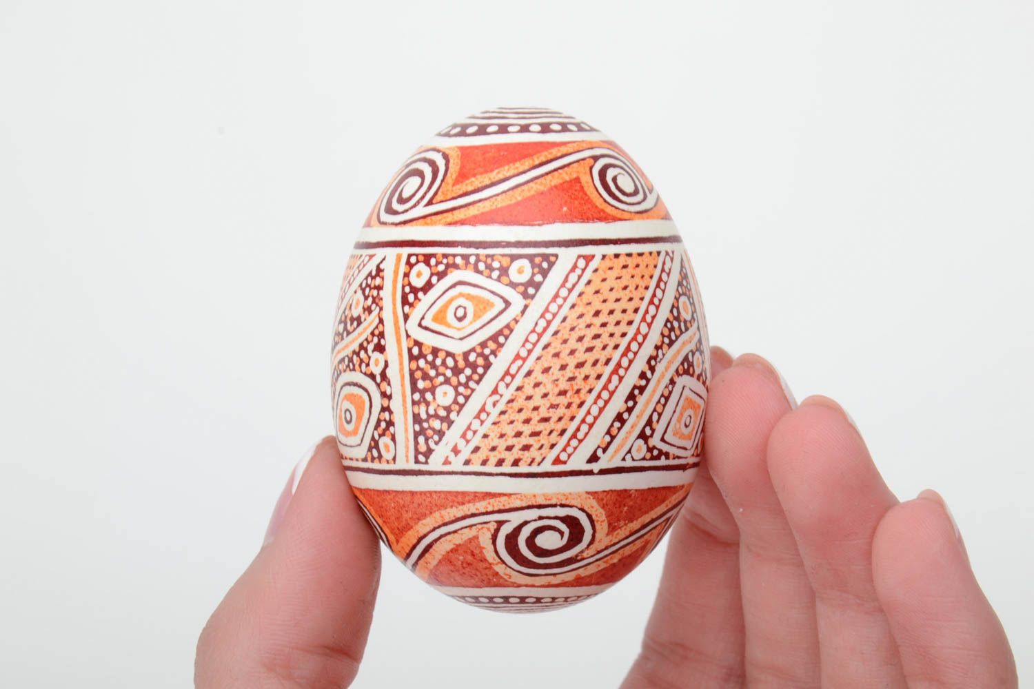 Ethno Osterei mit Muster in Braun aus geblasenem Hühnerei für Geschenk zu Ostern foto 5