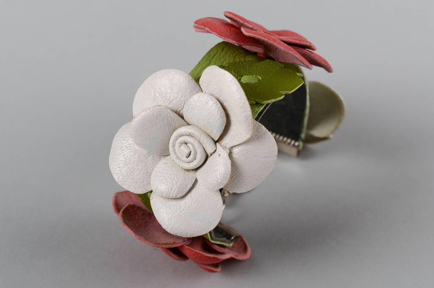 Bracelet fleurs en cuir Bijou fait main original blanc-rouge Cadeau pour femme photo 2