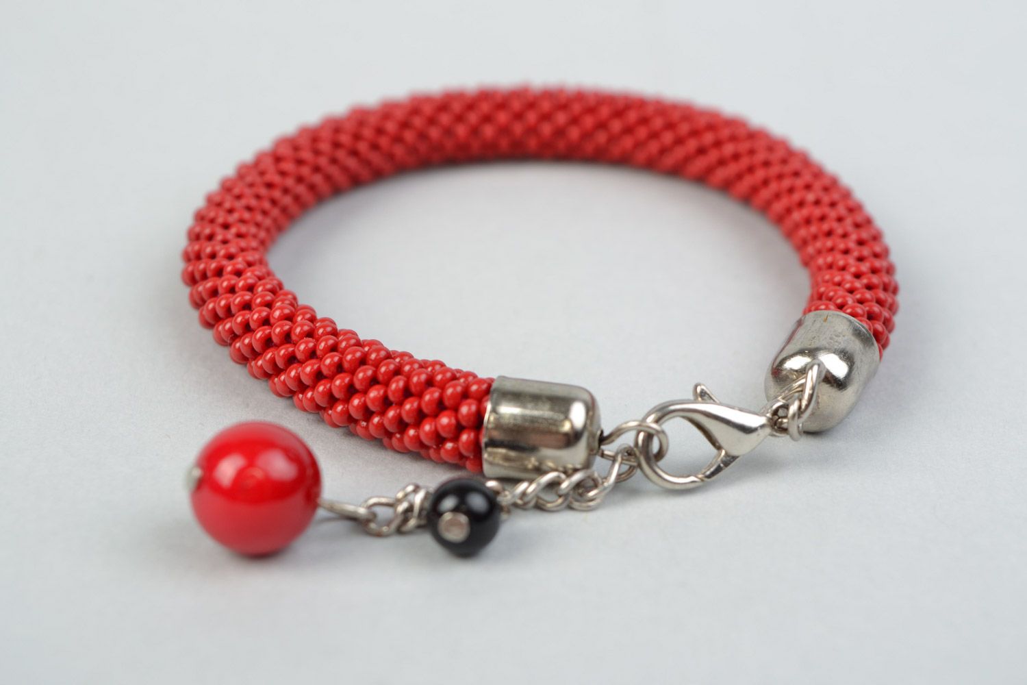 Bracelet crocheté en perles de rocaille tchèques original rouge fait main photo 4