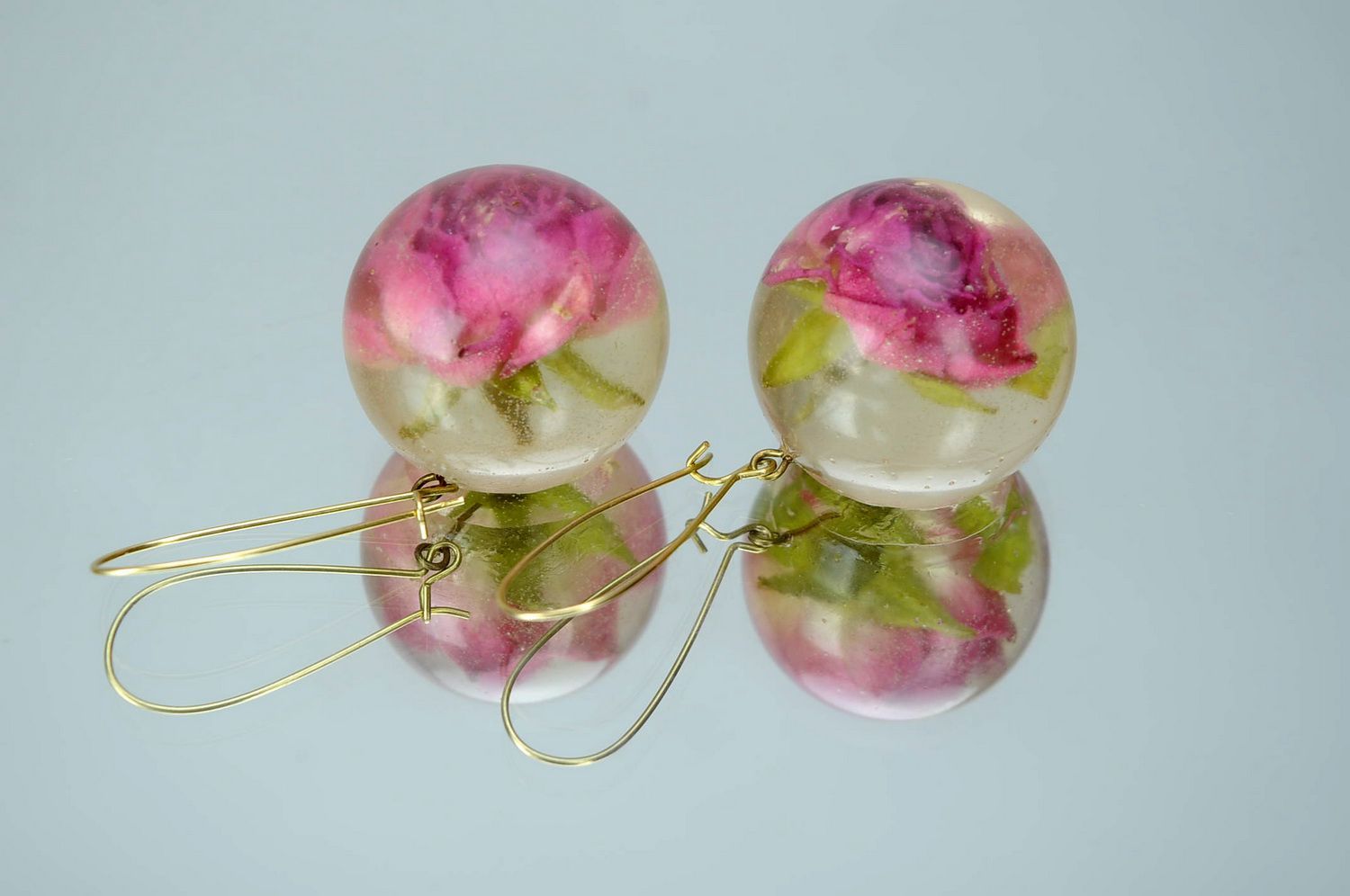 Goldige Ohrringe aus Rosenblumen foto 1
