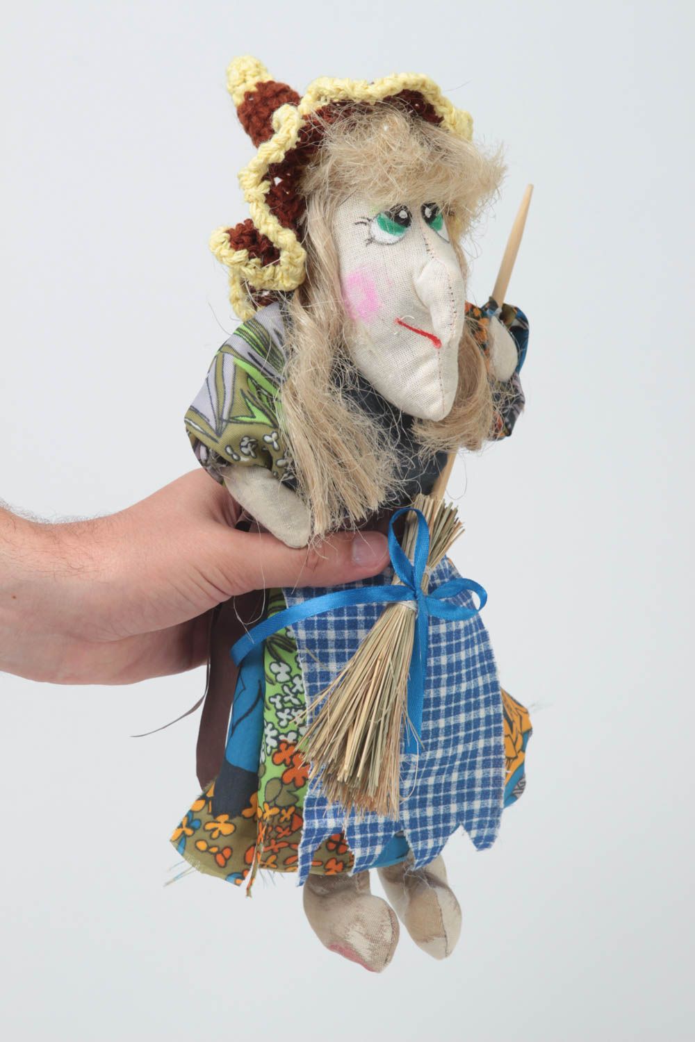 Игрушка кукла из ткани в виде Бабы яги с метлой в шляпе ручная работа небольшая фото 5