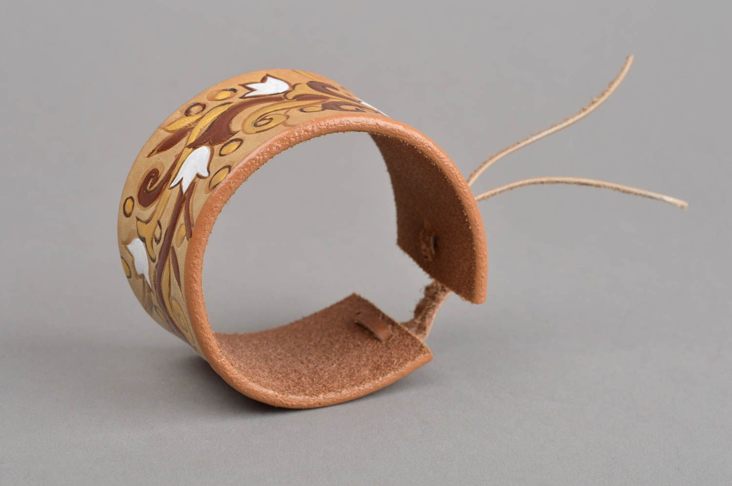 Кожаный браслет ручной работы браслет на руку широкий бежевый украшение из кожи фото 3