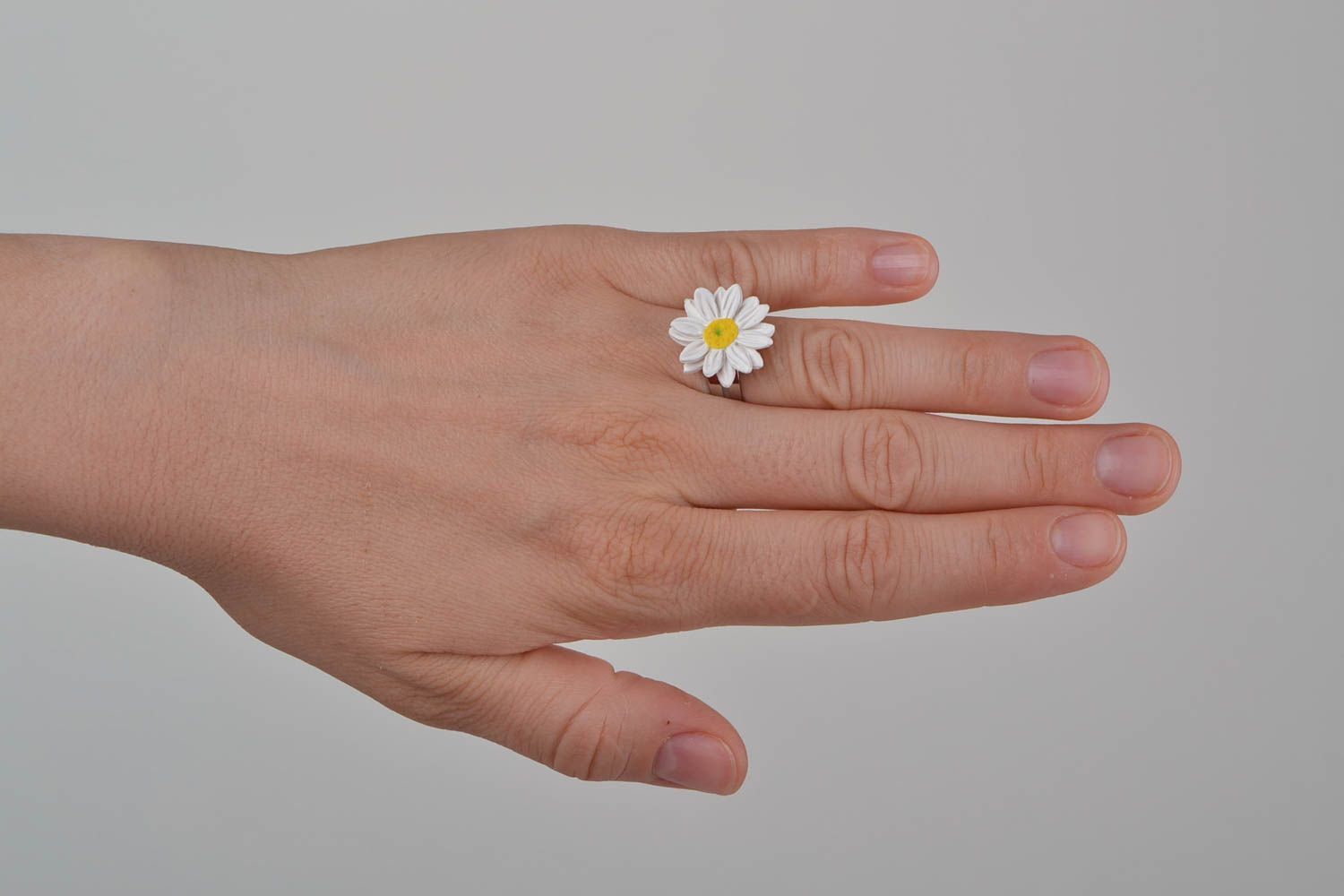 Кольцо цветок из полимерной глины в виде ромашки небольшое красивое хэнд мейд фото 2