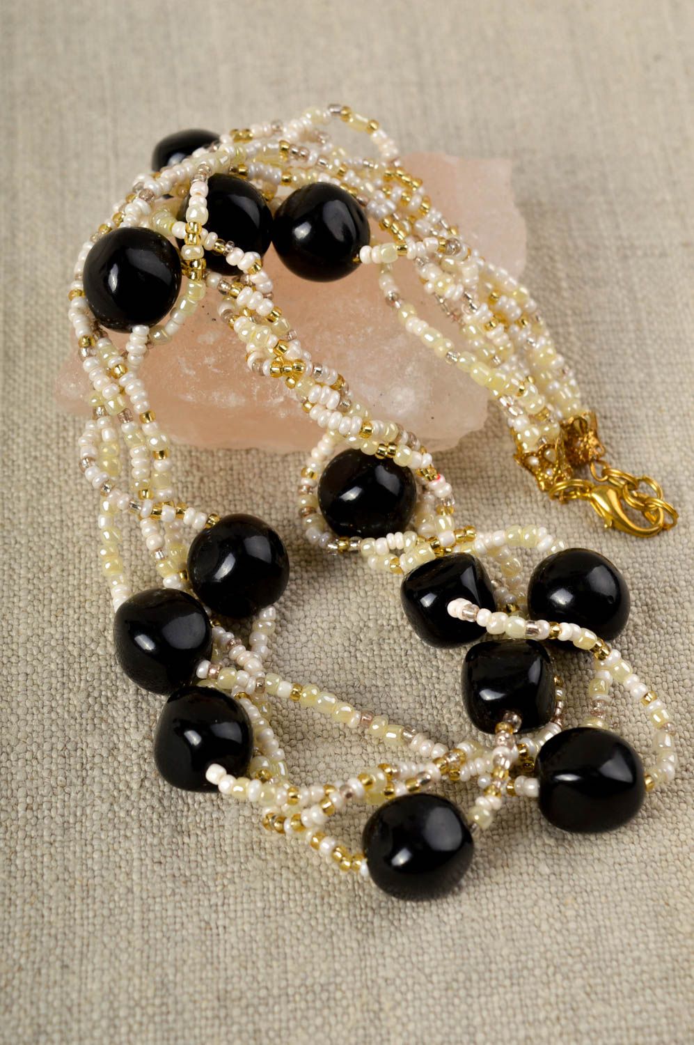 Collier en perles de rocaille Bijou fait main avec perles noires Cadeau femme photo 1