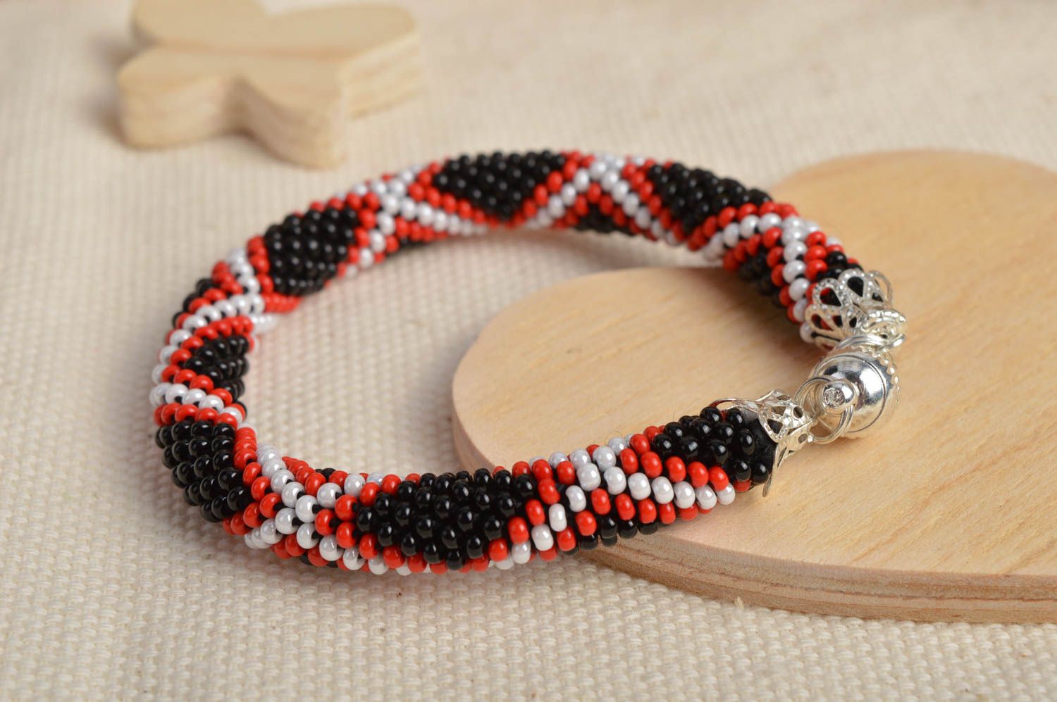 Bracelet perles de rocaille Bijou fait main noir motif blanc-rouge Cadeau femme photo 1