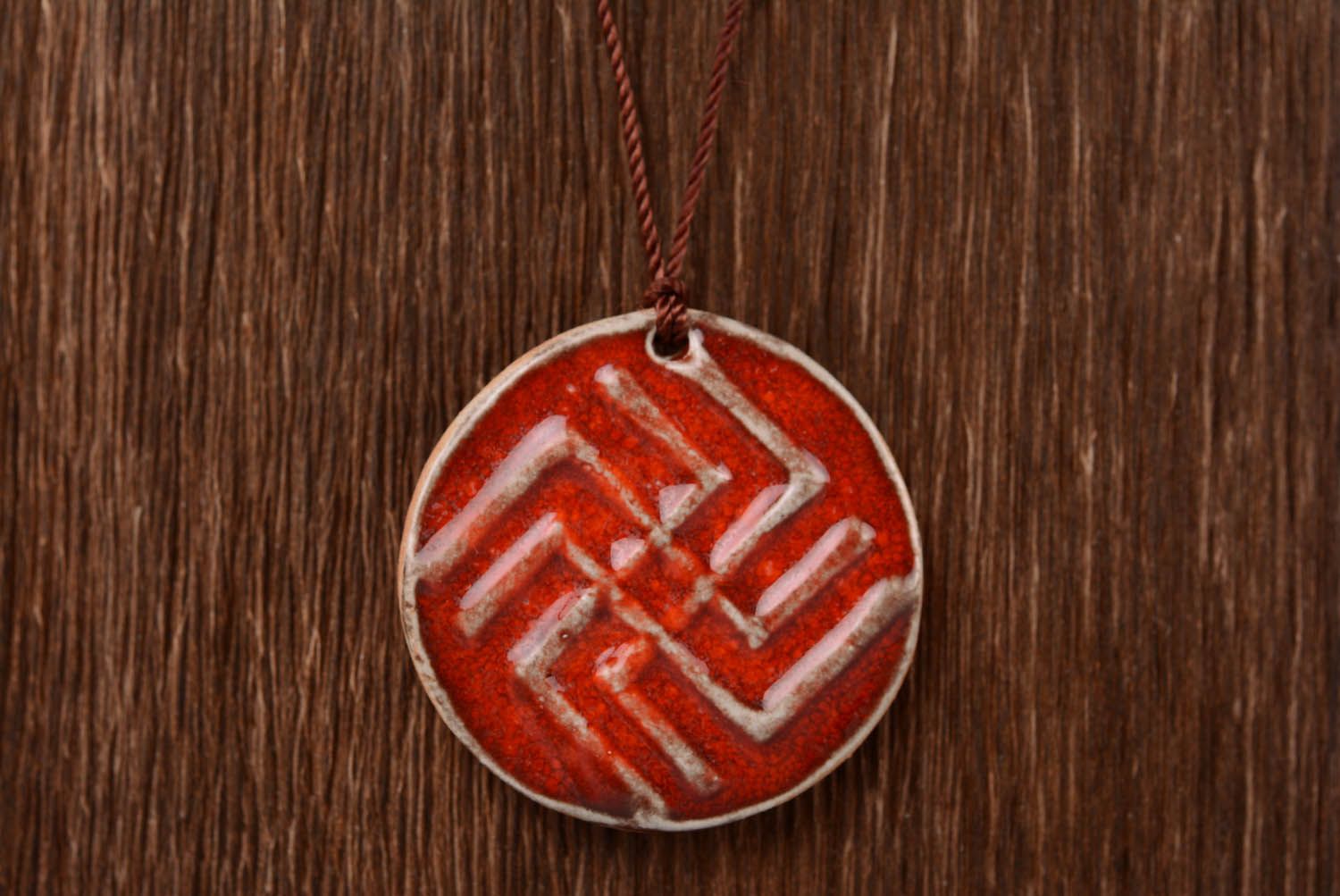 Pingente amuleto de cerâmica feito à mão e coberto com esmalte com símbolo eslavo foto 4