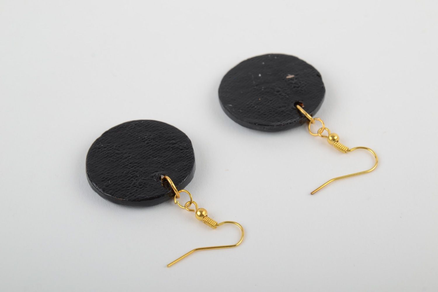 Runde dunkle handgemachte Ohrringe aus Ton mit Bemalung im Ethno Stil für Frauen foto 4