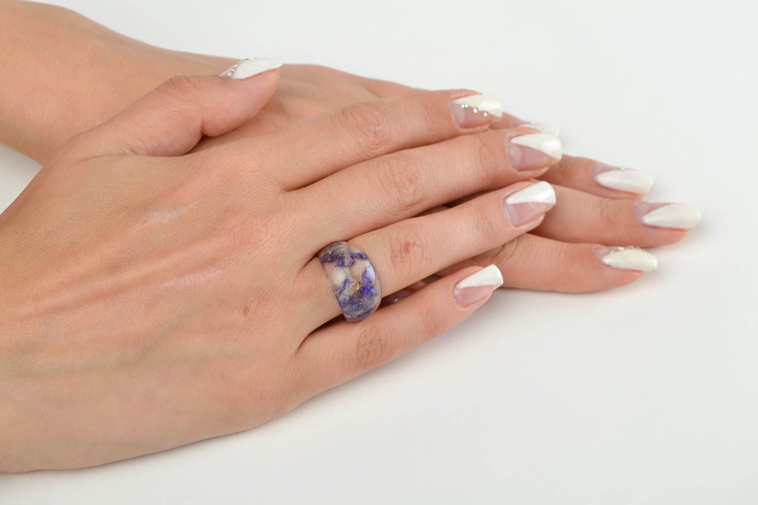 Кольцо ручной работы кольцо из эпоксидной смолы кольцо с цветами фиолетовое фото 2