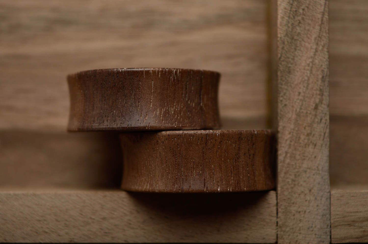 Piercing plugs faits main originaux en bois de sapelli accessoires avec gravure photo 2