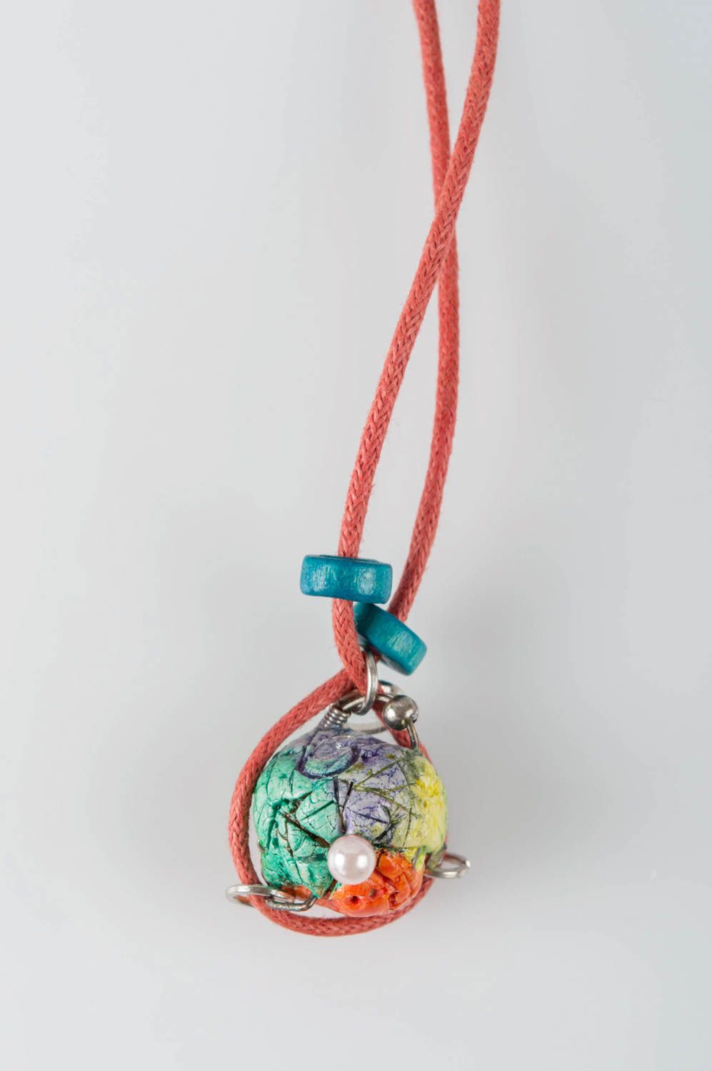 Глиняный кулон расписанный акварельными красками ручной работы в виде шарика фото 3