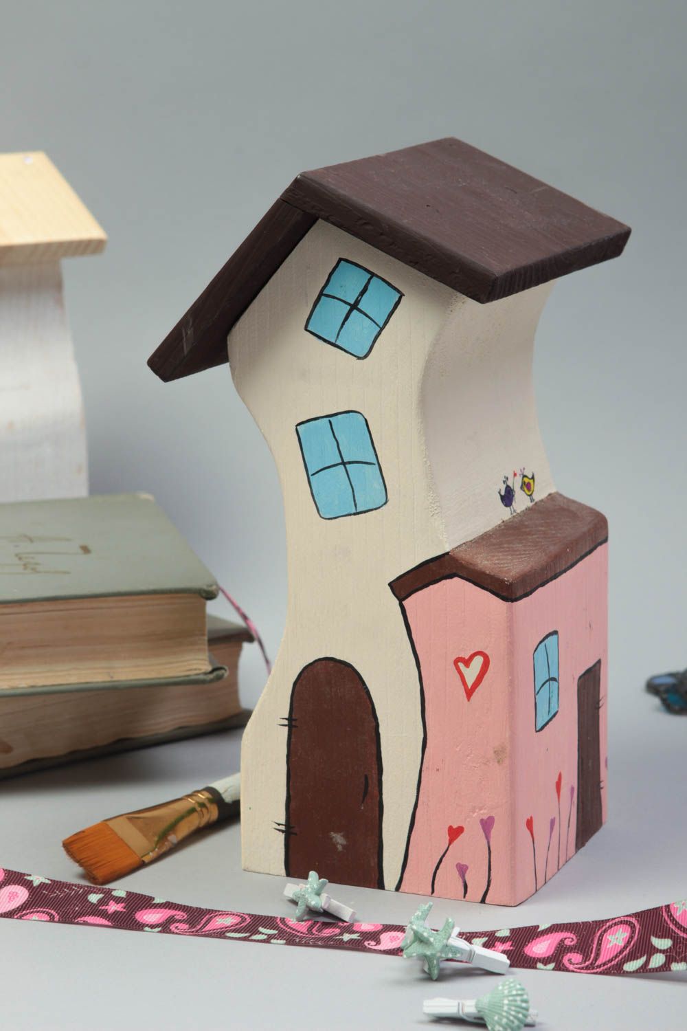 Maisonnette en bois faite main Petite figurine Cadeau original colorée photo 1