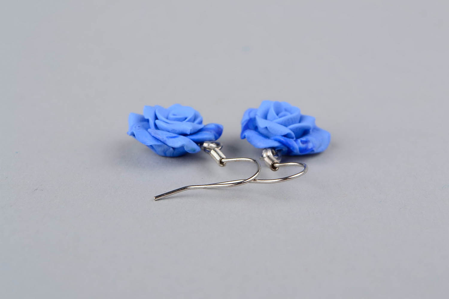 Boucles d'oreilles en pâte polymère Roses bleues photo 4