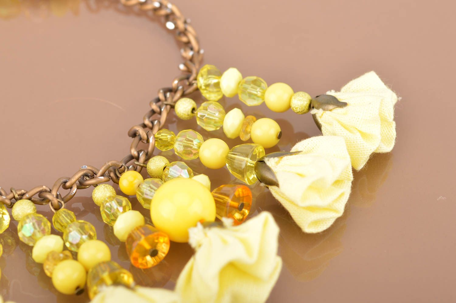 Ожерелье на цепочке с цветами и бусинами нарядное в желтых тонах ручная работа фото 4
