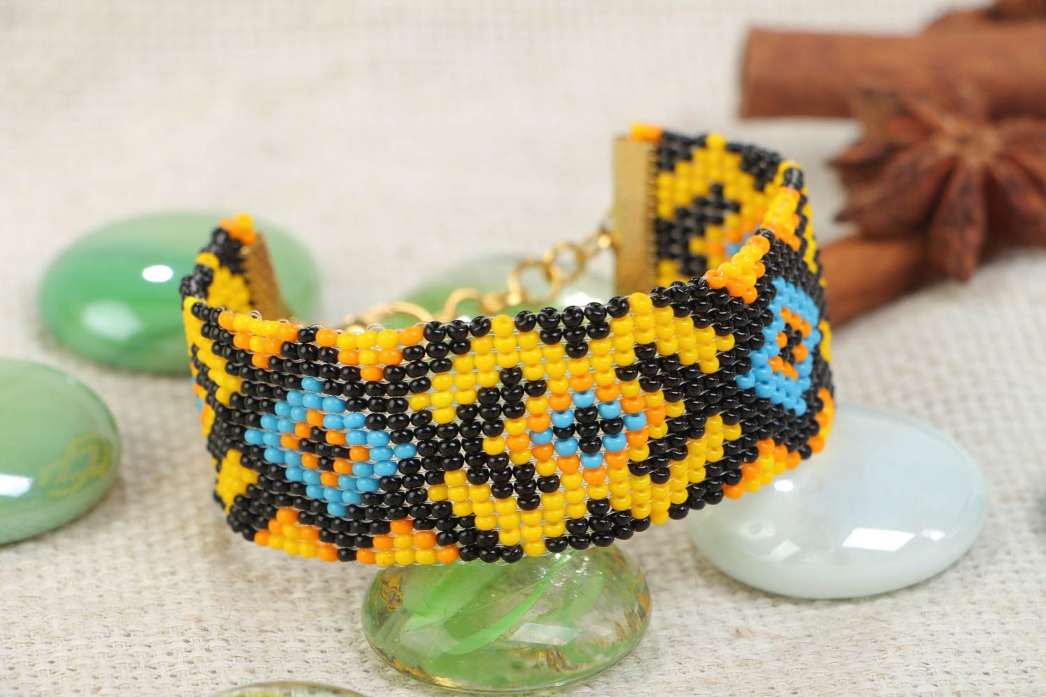 Handgemachtes buntes Armband mit Ornament aus Glasperlen im ethnischen Stil foto 1