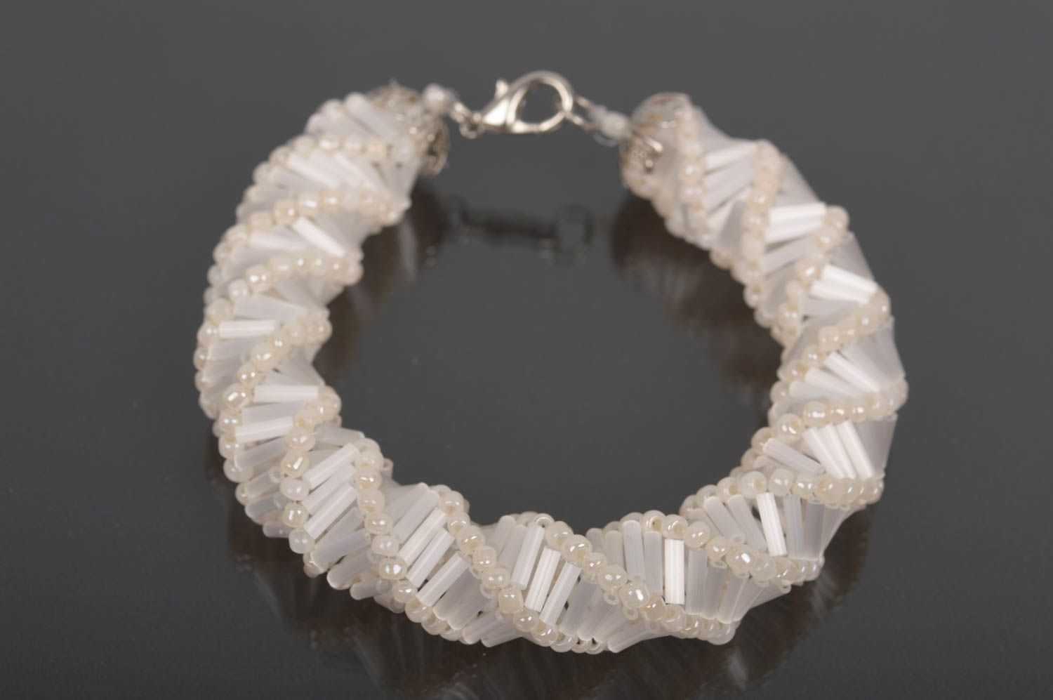 Bracelet spirale Bijou fait main blanc en perles de rocaille Cadeau femme photo 4