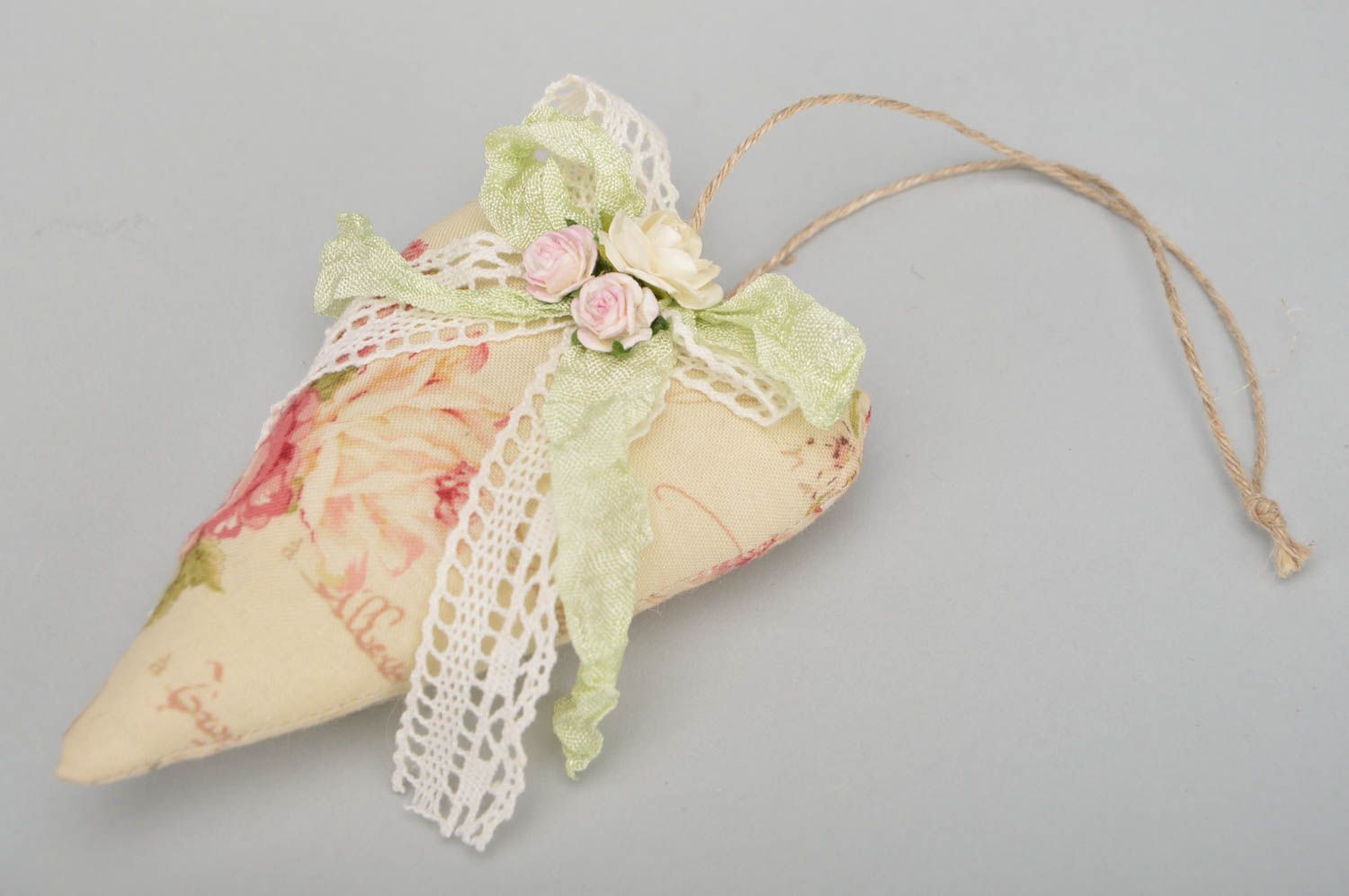 Colgante decorativo corazón textil con flores y aroma de vainilla hecho a mano  foto 2