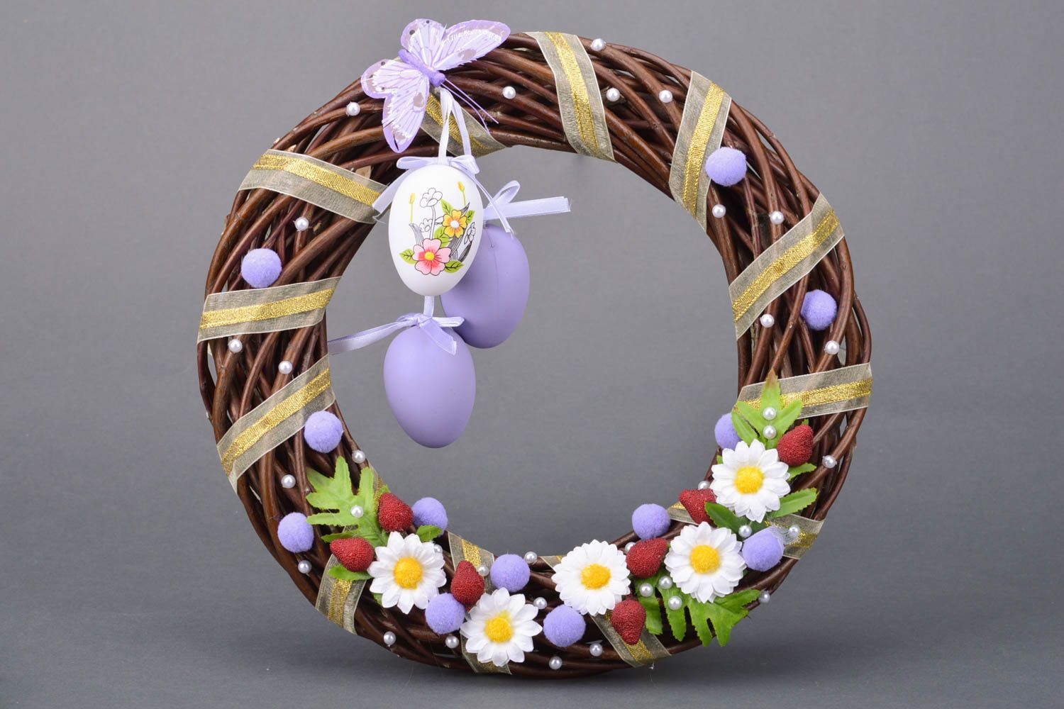 Dekorativer Kranz zu Ostern aus Zweigen mit Ostereiern Dekor für Haus handmade foto 2