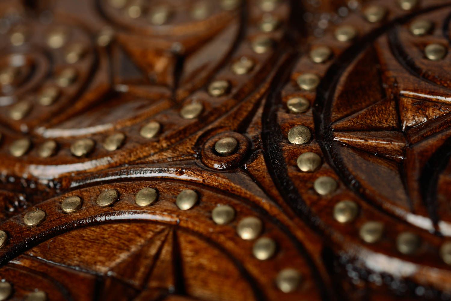 Декоративная тарелка на стену деревянная коричневая с инкрустацией ручная работа фото 2