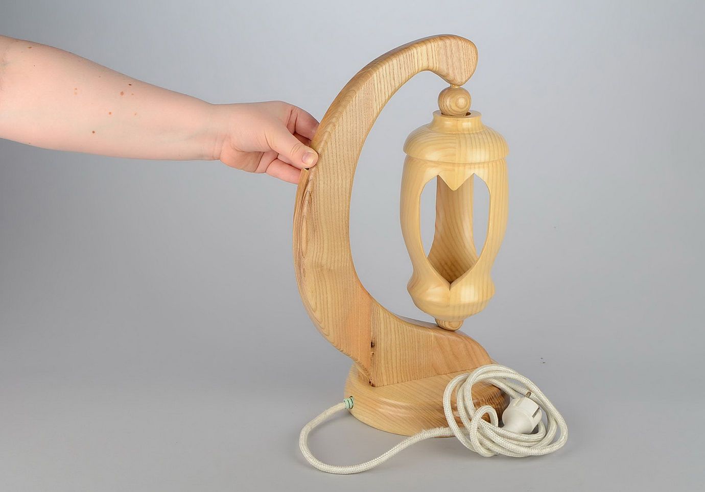 Lampe de table en bois photo 5