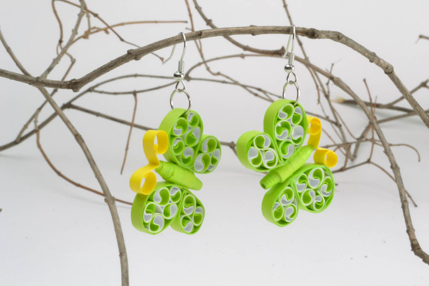 Boucles d'oreilles artisanales pendantes en papier Papillons éclatantes photo 1