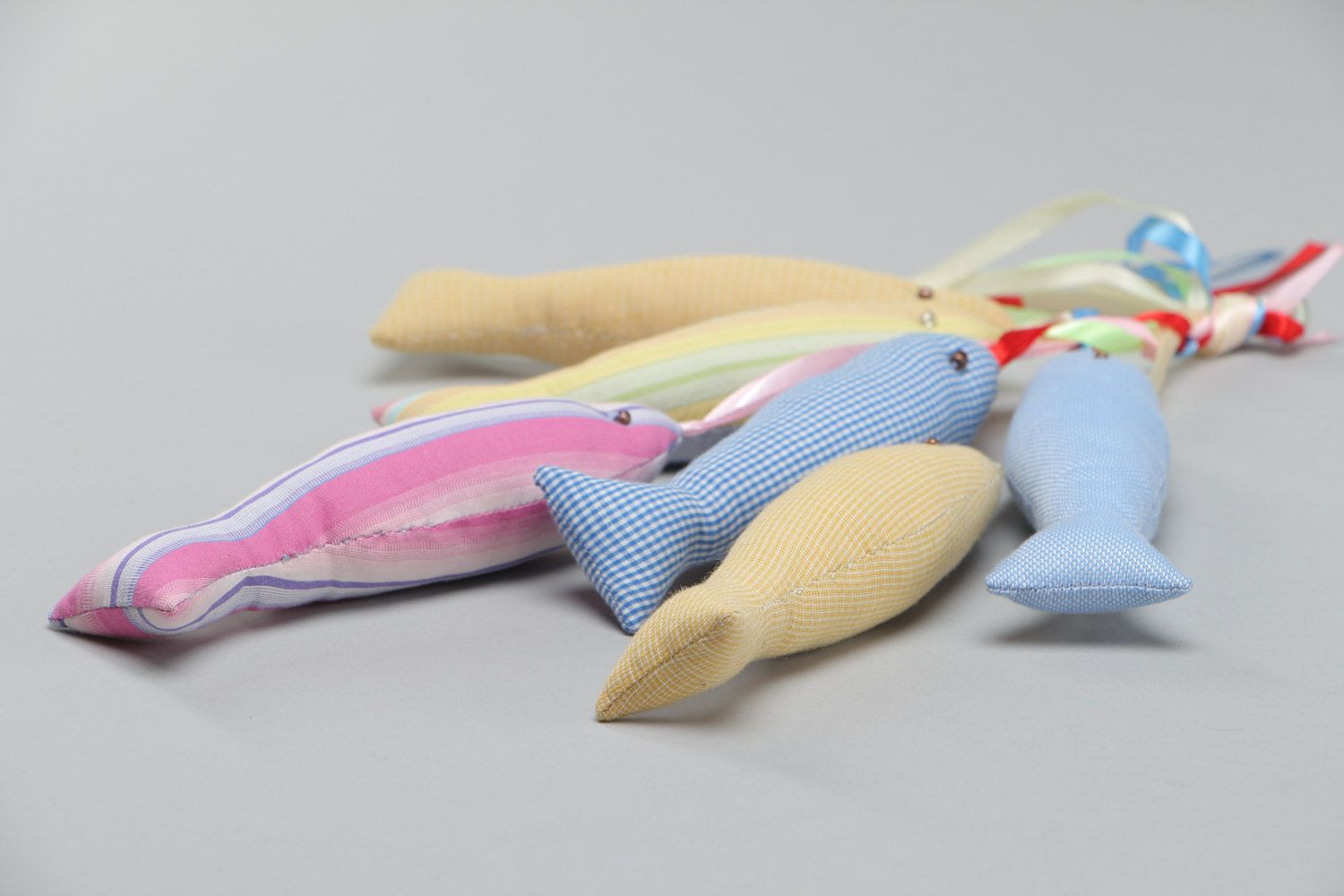 Игрушка с петелькой мягкая рыбки разноцветные из ткани на лентах ручная работа  фото 4